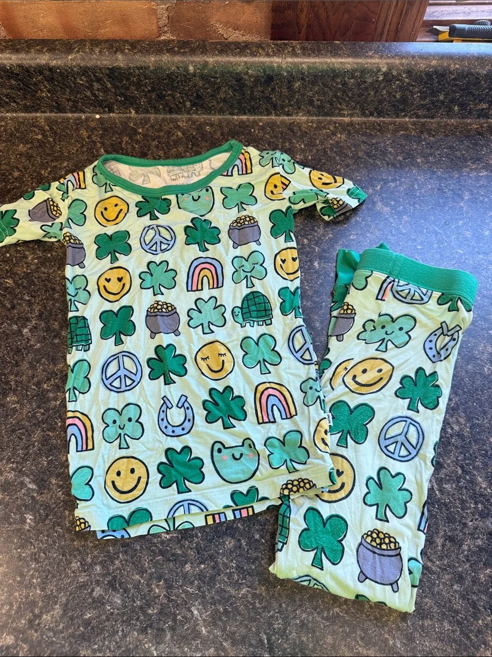 St Patrick’s little Sleepies Kids Green Clover & Rainbow Pajama Set size 5/6